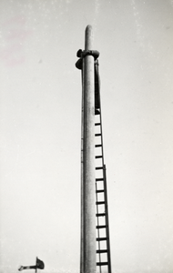 168862 Afbeelding van het aanbrengen van een ijzeren paalmanchet op een bovenleidingsmast ten behoeve van de ...